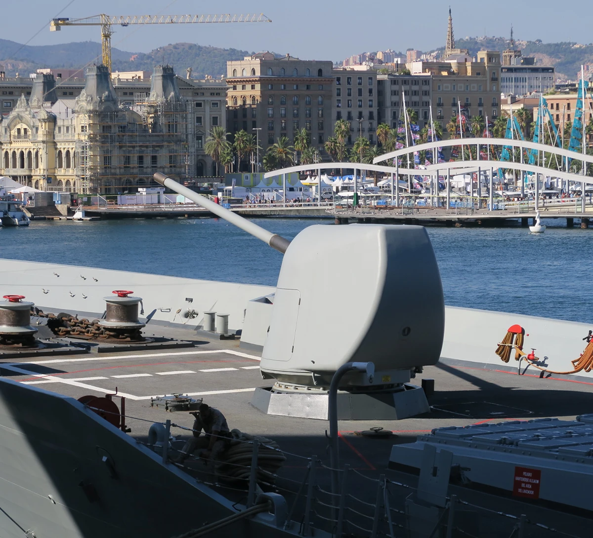 La moderna fragata F-103 en su popa se sita la pieza de 5 pulgadas MK-45. Foto: Antonio Ros Pau
